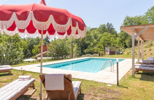 Wonderful private villa with A/C, private pool, hot tub, WIFI, TV, patio and pets allowed