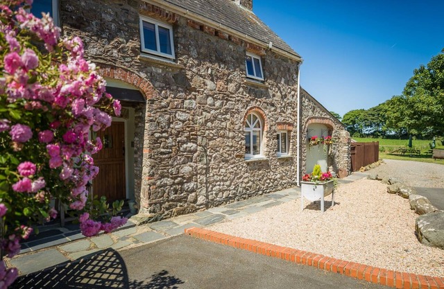 Wonderful holiday cottage, peaceful location with indoor heated swimming pool