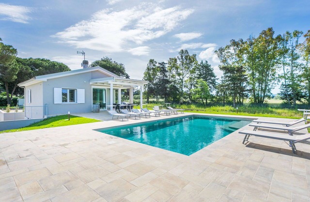 Wonderful private villa for 8 guests with A/C, private pool, WIFI, TV, terrace and pets allowed
