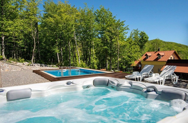 Wonderful private villa for 6 guests with WIFI, hot tub, A/C, private pool, TV and terrace