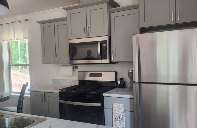 Woodsy hideaway, pet friendly!