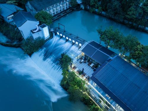 Yinshi Yunshe Private Hot Spring Villa in Dujiangyan