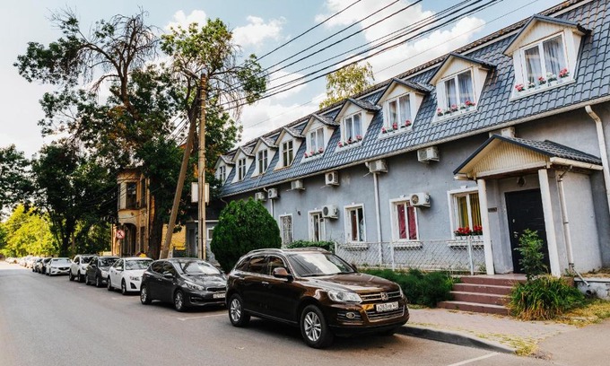 Zapadnyy okrug Hotel | Гостевой дом с геранью