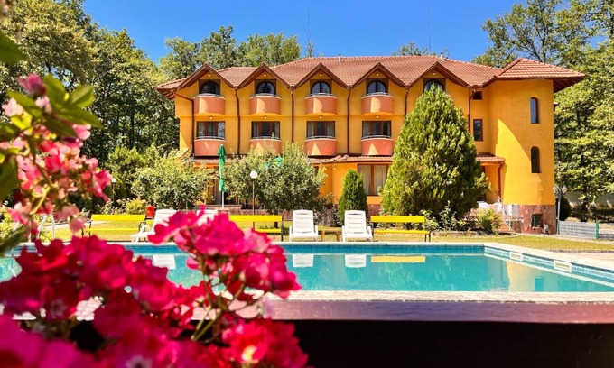 Botevgrad Hotel | Почивна база "Боженишки Урвич"