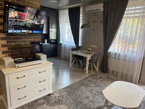 Kryvyi Rih Apartment | Просторі LUX апартаменти на центральному проспекті, програвач вінілу з платівками, великий Smart TV,преміум-підписки YouTube та онлайн-кінотеатрів , кавомашина, відкритий балкон, ЗВІТНІ ДОКУМЕНТИ