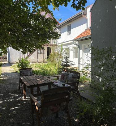 Zrenjanin Apartment | Сјајни лешник