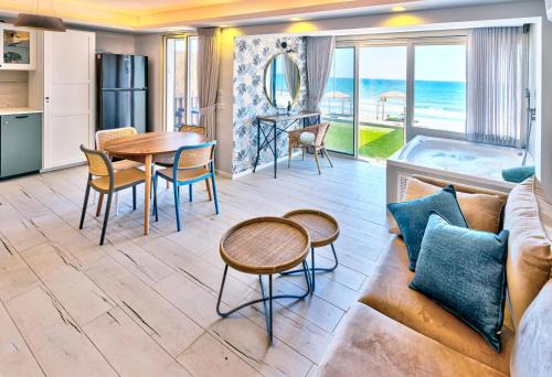 Haifa Apartment | בית חוף מושלם עם גקוזי ומרפסת - Beachside Bliss W jacuzzi