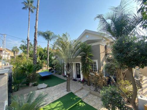 Rishon LeTsiyon Villa | וילה מונטאנו עם בריכה מחוממת וג'קוזי במרכז העיר - Villa Montano with a heated pool and jacuzzi in the city center