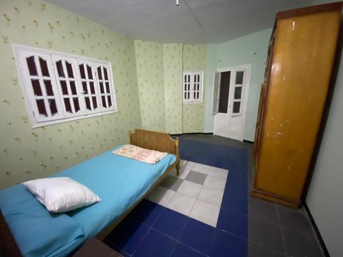 Mansoura Apartment | غرفه واحده فقط داخل شقه بها سرير ١٢٠ سم ومروحه ودولاب وكراسي