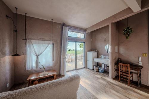 Miyakojima Villa | 宮古島の自然豊かで静かなエリアroom0オリジナルインテリア小物が溢れる空間