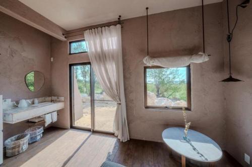 Miyakojima Villa | 宮古島の自然豊かで静かなエリアroom1オリジナルインテリア小物が溢れる空間