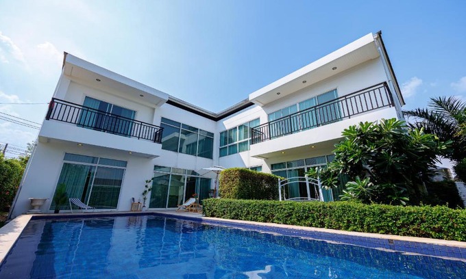 Phlabphla Villa | 曼谷市中心500平轻奢极简独栋泳池别墅