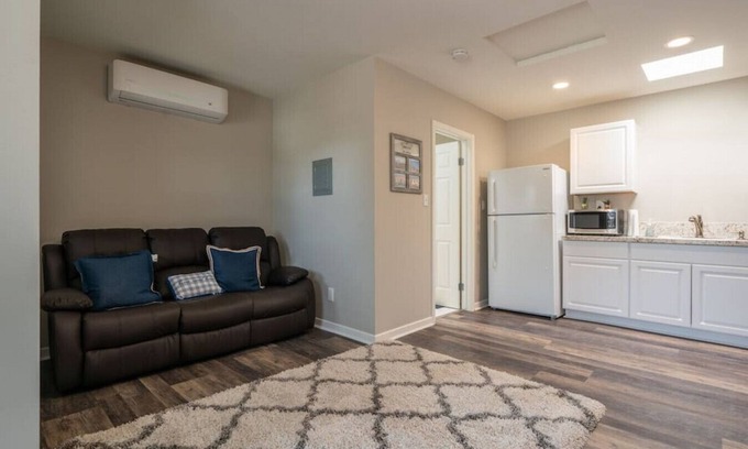 Glendora House | 1 BDRM Guest House. Private Entrance and Parking