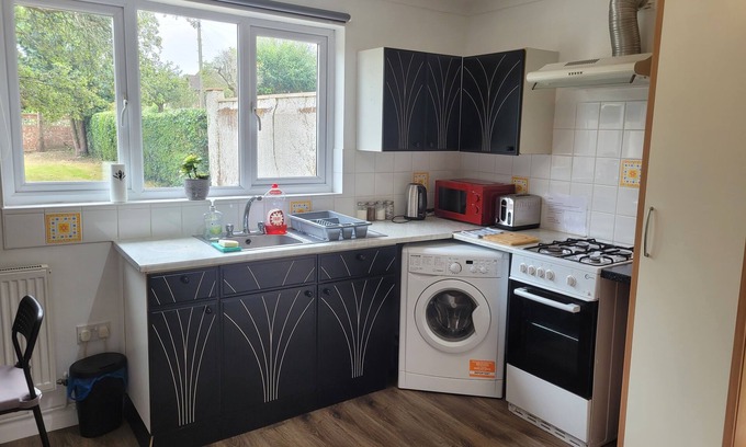 Luton Apartment | 1 Bedroom - Sleeps 3 - Free Parking