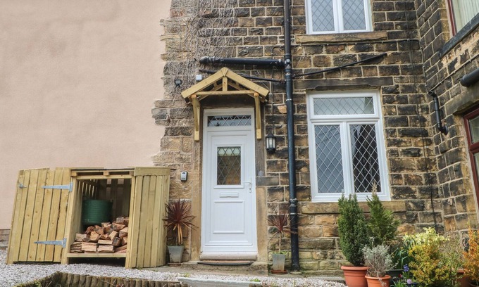 Oldham Cottage | 10 WEST COTTAGES, pet friendly, with open fire in Greenfield