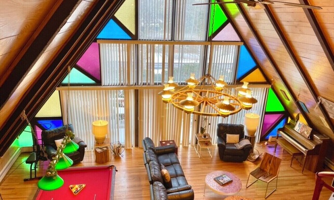 White Haven Ski Chalet | 100 ft to Lake & Beach💥Huge Yard💥Hot Tub💥Fast Wi-Fi💥Piano💥Dogs Stay FREE