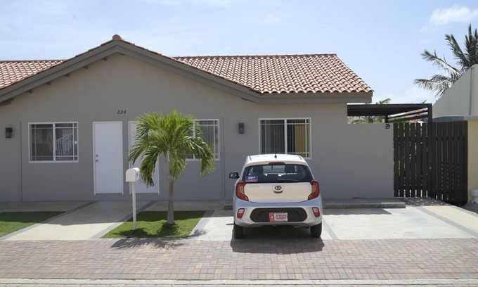 Boroncana House | 104 Apartment 3 min driving ,15 min walking to palm beach, 2 queen beds