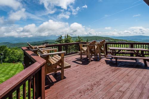 Banner Elk Ski Chalet | 139 Skiloft Road by Carolina Stays