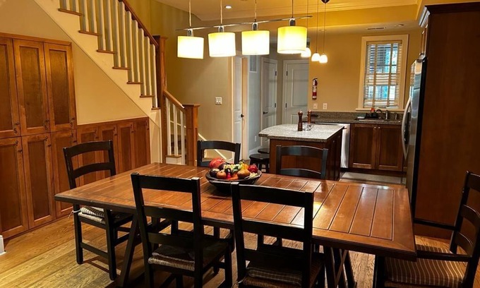 Seguin Villa | 2 BDRM villa in Rocky Crest Resort, Muskoka. Sleeps 6. No pet. No smokern