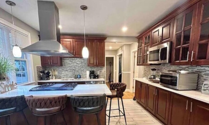 Watertown Apartment | 2 Bed 1 bath Luxury apt Sleeps 4-6 - Luxury Charm By the Charles.