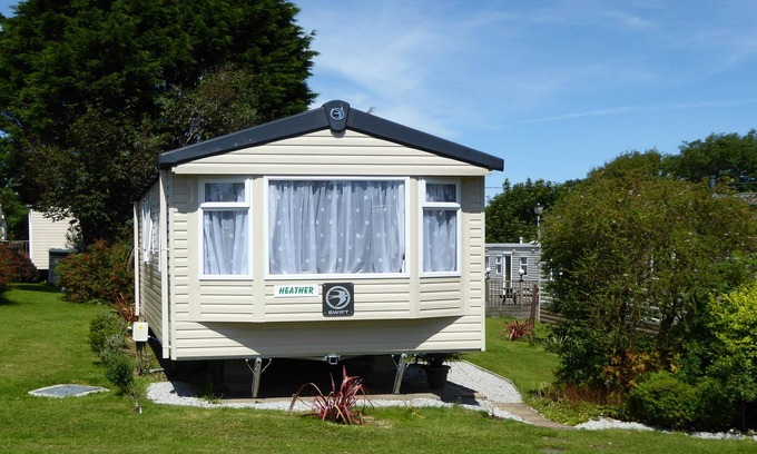 Carnbrea Ski Chalet | 2 Bedroom Static Caravan on a holiday Park in Cornwall with onsite indoor Pool