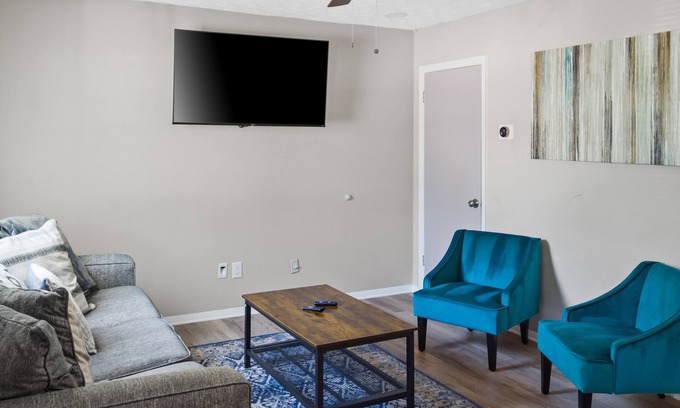 Mableton House | 2 Bedroom Townhouse Fire Pit - BBQ - Fun Relax