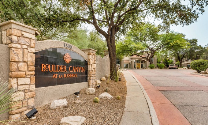 Oro Valley Condo | 2-bes, 2-bath condo in Oro Valley, fireplace, WiFi, AC, fitness room, pool/spa.