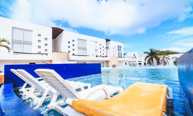 Playacar Apartment | 2 BR PH with Jacuzzi near to the Beach