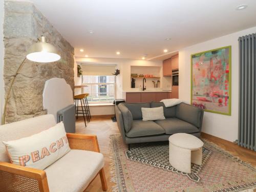 Melrose Apartment | 2 East Port