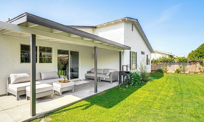 Via Marina House | 2 Mi to Beach: Pet-Friendly Oxnard Home w/ Yard