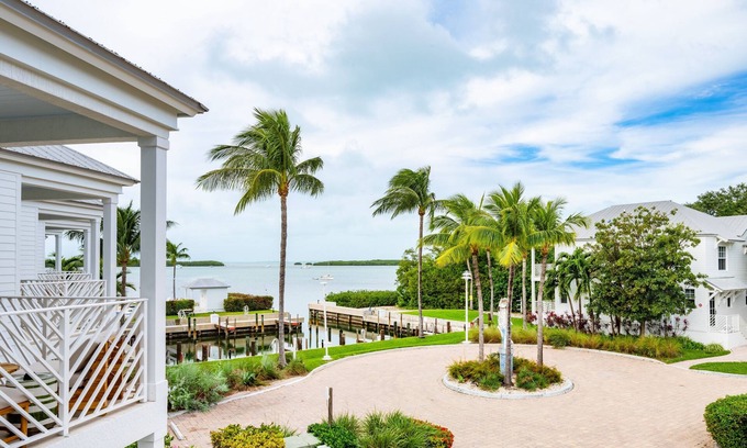 Islamorada Hotel | 2 Spacious Units, Beachfront Property, Onsite Pool, Free Parking, Pet-friendly!