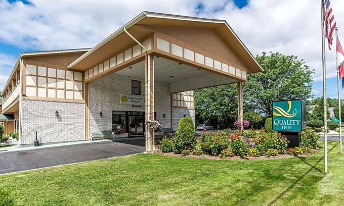 Shelburne Hotel | 2-Star Hotel ∙ Quality Inn Shelburne - Burlington