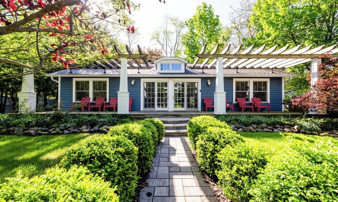 Lakeside Cottage | (2026 OPEN!) PRIVATE HOT TUB AND ASSOCIATION BEACH ACCESS!