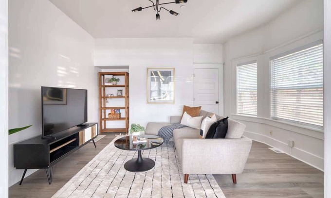 King House | 2BR/1BA Portland Soul Lounge Walkable Retreat