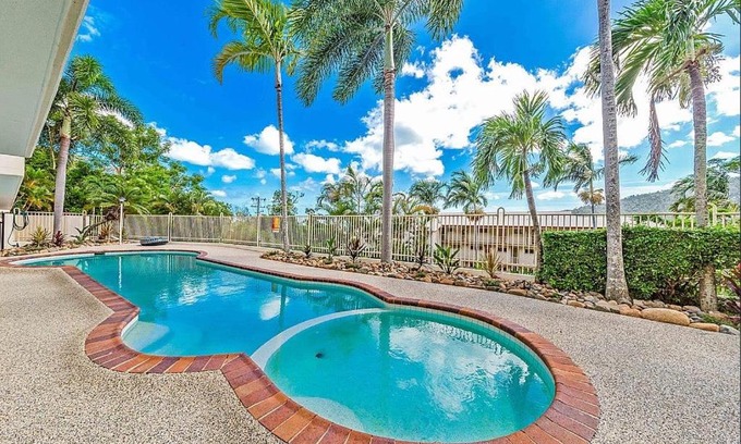 Airlie Beach Apartment | 2BR Apartment with Stunning Ocean Views