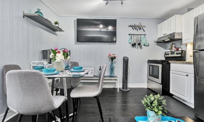 Centretown West Apartment | 2BR Apt with Netflix and access to Rooftop Terrace