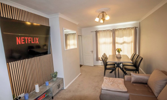 Stoke-on-Trent House | 3 Bed Home - Sleeps 8 - Stoke City fc - Parking