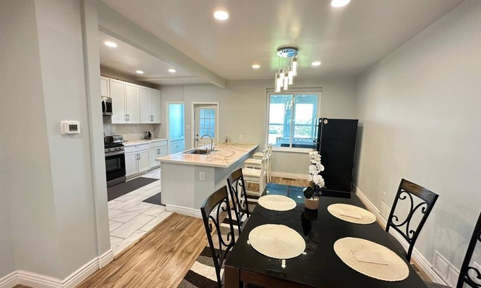 Crafton House | 3-bedroom building in fantastic Pittsburgh with AC