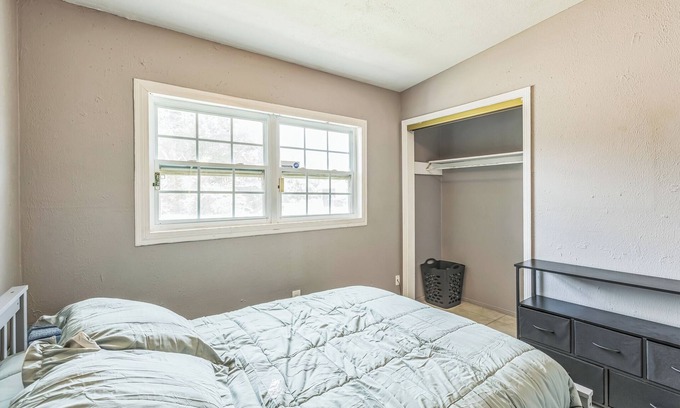 Memphis House | 3-bedroom house in wonderful Palmetto with AC, WiFi, Hot Tub by Hospitals, Beach