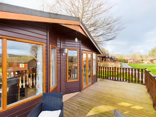 South Lakeland Leisure Village House | 3 Bedroom Lakeview Lodge - Ensuite & Balcony Deck