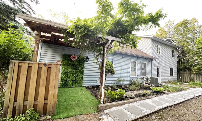 Barrie Cottage | 3 Bedrooms Cottage W LAKE VIEWS, beside waterfront trail and steps from beach