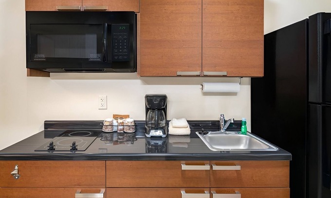 Wixom Hotel | 3 Home-Like Rooms w/Full Kitchen Perfect Owners - Enjoy Paradise Park!