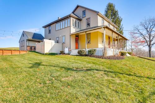 Mount Joy House | 3 Mi to Dtwn Charming Farmhouse in Mount Joy!