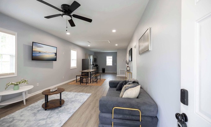 Burlington House | 3 Min to Downtown - 10 Min to Elon - Smart TVs