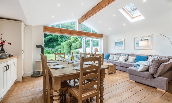 Saundersfoot Cottage | 3 The Glen, holiday property Saundersfoot, Sleeps 8, 4 bedrooms, bathrooms
