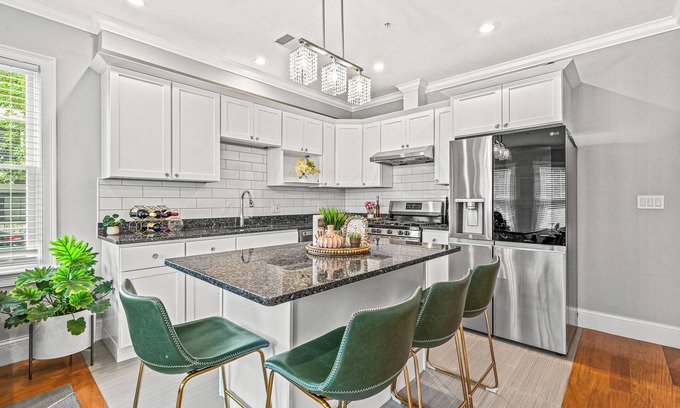 Dorchester Apartment | 3BR2BA Retreat - 2min to Savin Hill Station