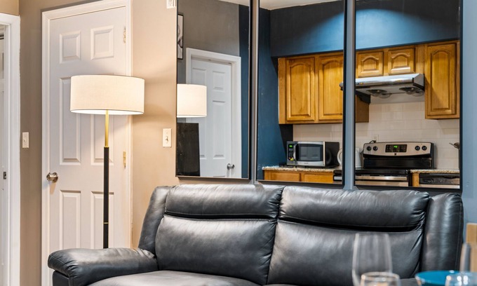 Graduate Hospital Apartment | #3F Heart of Rittenhouse I Philadelphia 02