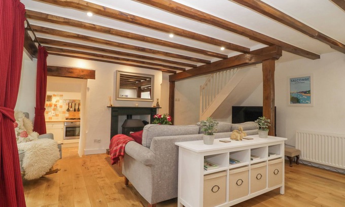 Down Thomas Cottage | 4 BARTON COTTAGES, pet friendly, with open fire in Plymouth