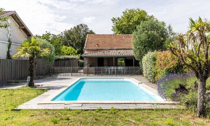 Andernos-les-Bains Ski Chalet | 400m from the beach, house for 12 with a pool