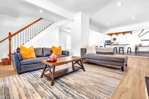 North Conway Ski Chalet | 4br 3ba Spacious Ski House Close to Village!